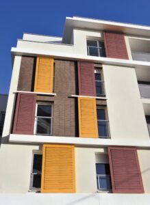 volets coulissants à persiennes en aluminium sur immeuble. avec niort menuiserie, entreprise de pose de volets de qualité de la marque thiebaut pour une rénovation sur-mesure. très moderne. Niort, Deux-Sèvres, 79, France