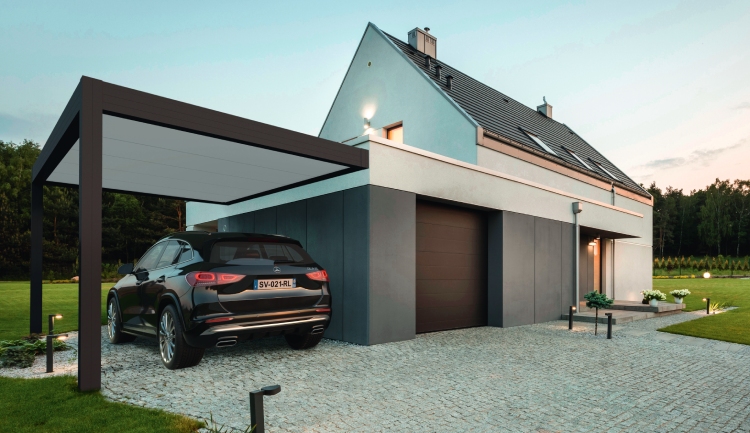 installation d'un carport sur maison neuve, qui permet de garer sa voiture à l'extérieur et à l'abri, Niort, Deux-Sèvres, Charente, France