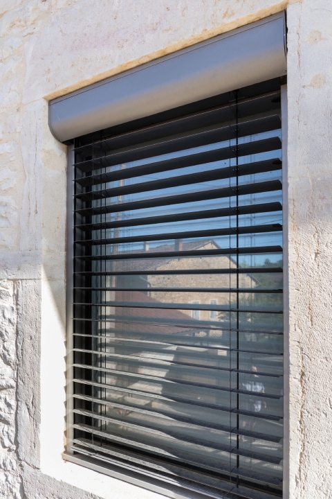 brise-soleil orientable sur fenêtre. effet moderne. marque soprofen. Niort menuiserie, entreprise de pose et installation de menuiseries en Deux-Sèvres, 79, France
