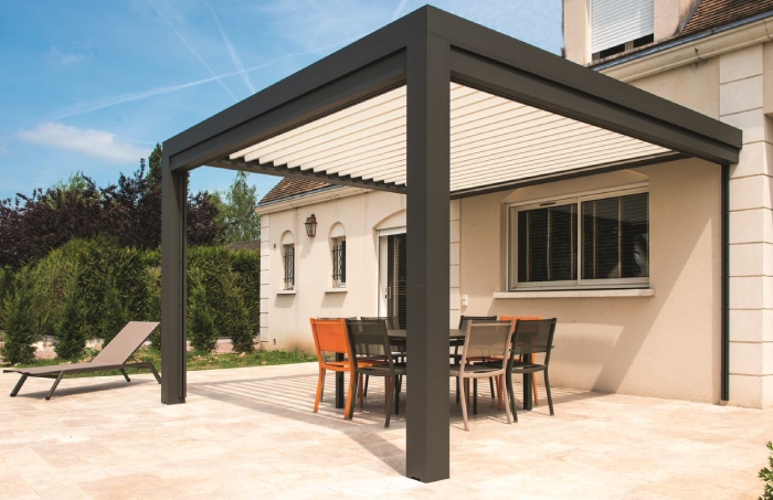 la pergola bioclimatique : la protection solaire ultra tendance et design. par niort menuiserie, entreprise d'installation et pose de pergola et store
