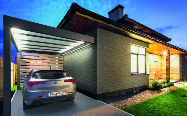 installation de carport sur maison moderne de plein pied avec éclairage intégré, par Niort menuiserie, entreprise de pose de menuiserie et carports en Deux-Sèvres, 79, nouvelle-aquitaine, France.