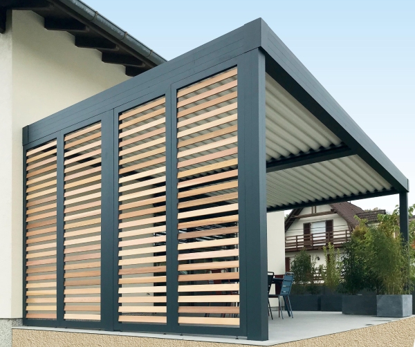 carport, une alternative à la pergola pour profiter de son extérieur. remplissage bois pour plus de design. par Niort menuiserie, entreprise de pose de menuiseries, carports et pergolas en Deux-Sèvres, nouvelle-aquitaine, 79, France