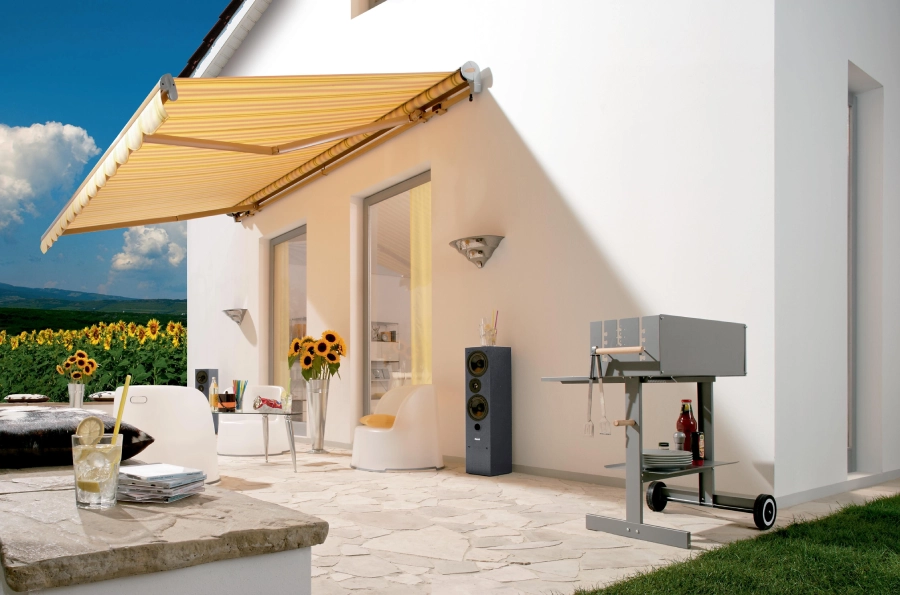 store banne avec coffre, protection solaire. très moderne. marque soprofen, par Niort menuiserie, entreprise de pose de menuiseries, Deux-Sèvres, 79, France