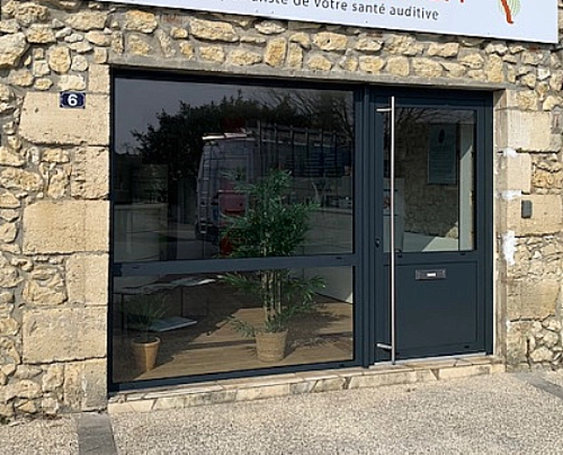 changement d'une vitrine de magasin à Saint Laurent Médoc. par Niort menuiserie, entreprise de pose d'ouvertures et fermetures de l'habitat en Deux-Sèvres, 79, nouvelle-aquitaine, France.