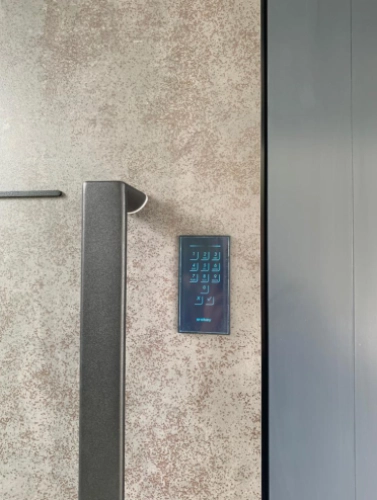 installation d'une porte d'entrée marque internorm sur l'île d'Oléron fin mars 2023 avec partie tierce, fixe latéral avec verre opaque. par Niort menuiserie, entreprise de pose en Deux-Sèvres, 79, France.