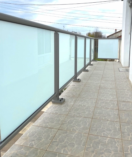 remplacement d'un garde cors de terrasse0 pose d'un vitrage opaque pour une meilleure intimité. par niort menuiserie, pose d'ouvertures et fermetures de l'habitat en Deux-Sèvres, 79, France.