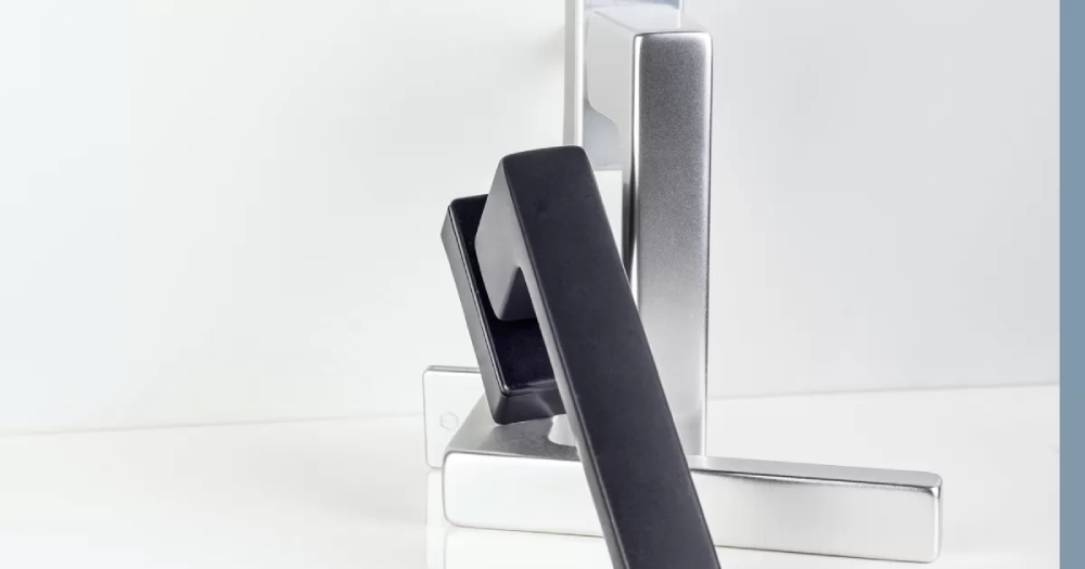 poignées de fenêtre ou porte-fenêtre personnalisables : noire, couleur inox, etc marque internorm. leader européen. par Niort menuiserie, entreprise de pose de menuiseries, Deux-Sèvres, 79, France