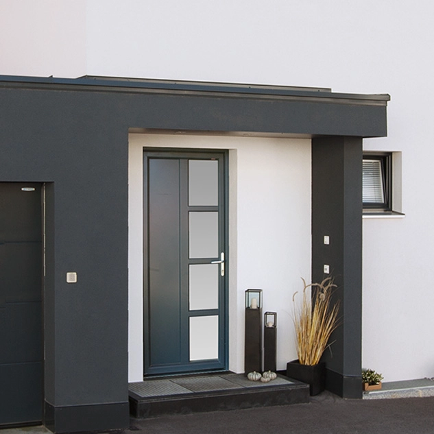 porte d'entrée marque internorm en pvc. Design plein ou vitré. Disponible en double ou triple vitrage. Vitrage décor et/ou sécurité. Seuil PVC à haute isolation. Serrure à relevage (DTSM) ou serrure semi-automatique (NT)