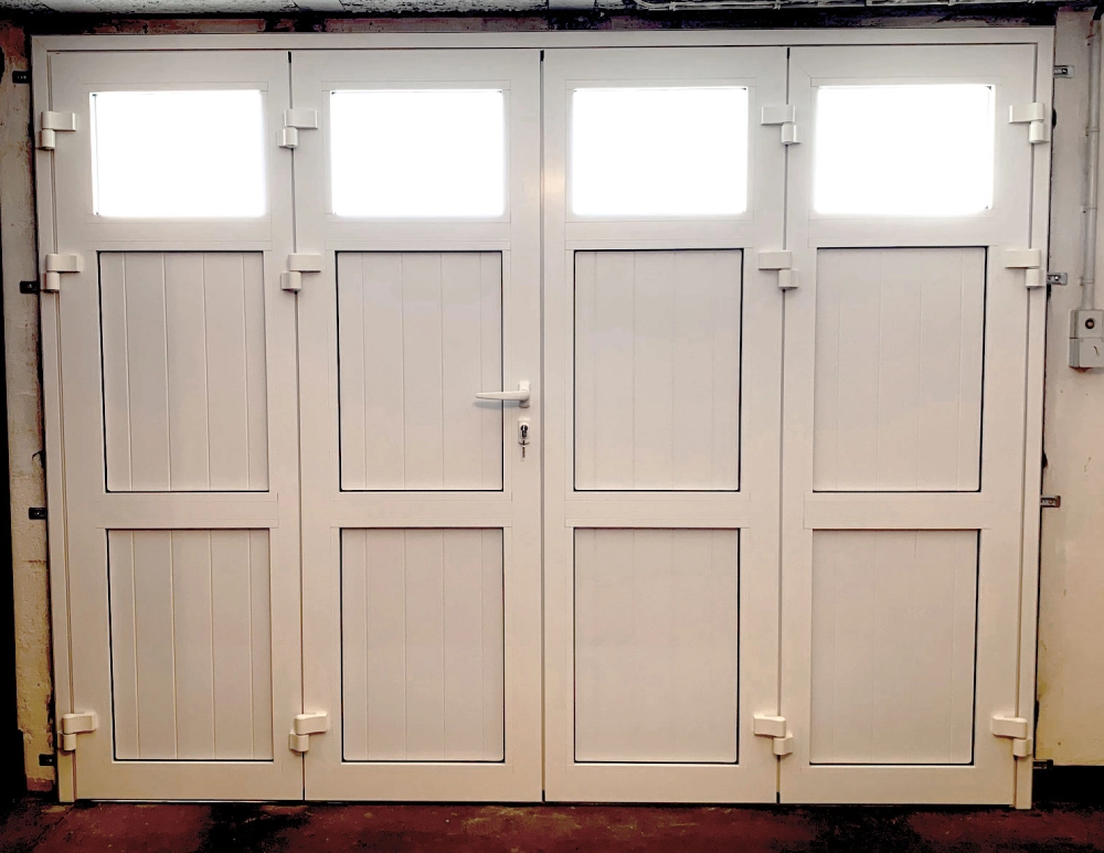 installation d'une porte de garage 4 vanatux. marque Thiebaut. avec hublot. paumelles 3D. sécurisée. par niort menuiserie, entreprise de pose en Deux-Sèvres, 79. France.