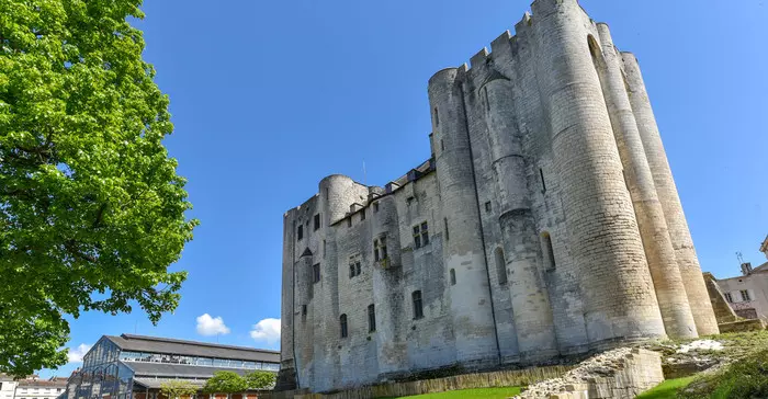 travaux de rénovation dans les centres villes soumis aux abf, architectes des bâtiments de France, dans un souci de conservation du patrimoine architectural de la ville. exemple de Niort, avec ses églises et son donjon.