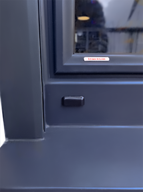 changement d'une fenêtre sur une rue passante à Niort par du triple vitrage phonique, marque internorm. effet silence garanti. Niort menuiserie, redistributeur agréé Internorm, entreprise de pose en Deux-Sèvres, 79, Charente, 16, et Charente-Maritime, 17, nouvelle-aquitaine, France